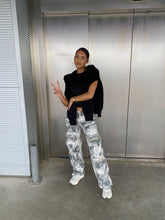 Lade das Bild in den Galerie-Viewer, In The Clouds Hoodie - Black