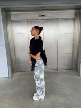 Lade das Bild in den Galerie-Viewer, In The Clouds Hoodie - Black