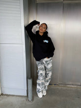 Lade das Bild in den Galerie-Viewer, In The Clouds Hoodie - Black