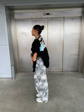 Lade das Bild in den Galerie-Viewer, In The Clouds Hoodie - Black