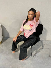 Lade das Bild in den Galerie-Viewer, Can’t Find Me In Crowds - Pink