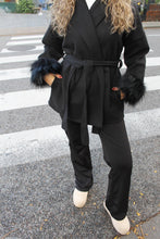 Afbeelding in Gallery-weergave laden, Boujee Jacket with Fake Fur - Black
