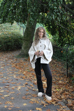 Afbeelding in Gallery-weergave laden, Belle Poncho - Beige
