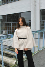 Load image into Gallery viewer, Elsa Poncho met Centuur - Beige
