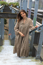 Lade das Bild in den Galerie-Viewer, Broderie Dress - Taupe
