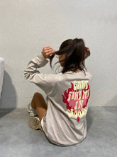 Lade das Bild in den Galerie-Viewer, Can’t Find Me In Crowds Longsleeve - Beige
