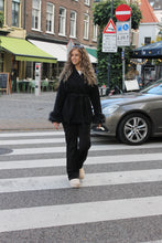 Afbeelding in Gallery-weergave laden, Boujee Jacket with Fake Fur - Black
