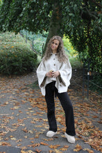 Afbeelding in Gallery-weergave laden, Belle Poncho - Beige
